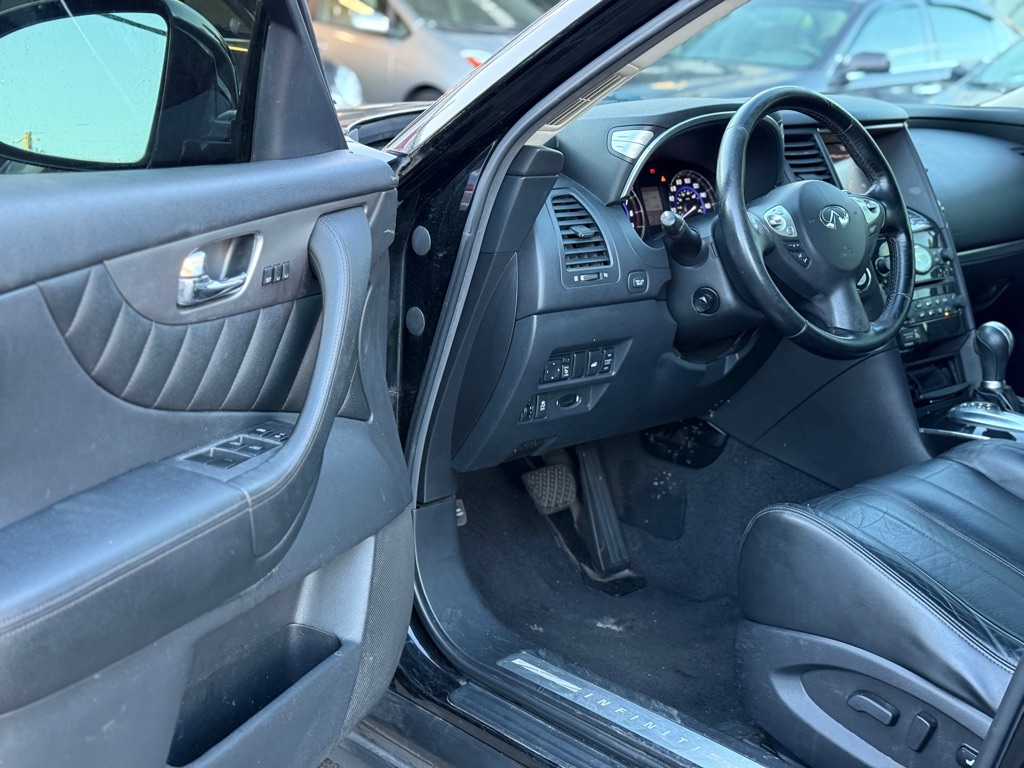 Photo 8 of this INFINITI QX70