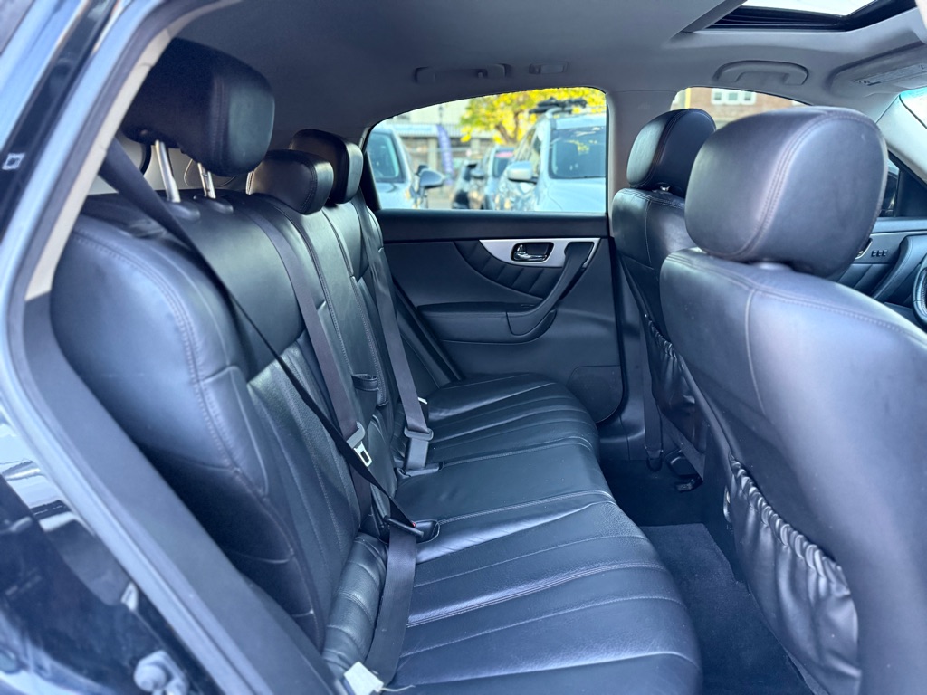 Photo 18 of this INFINITI QX70