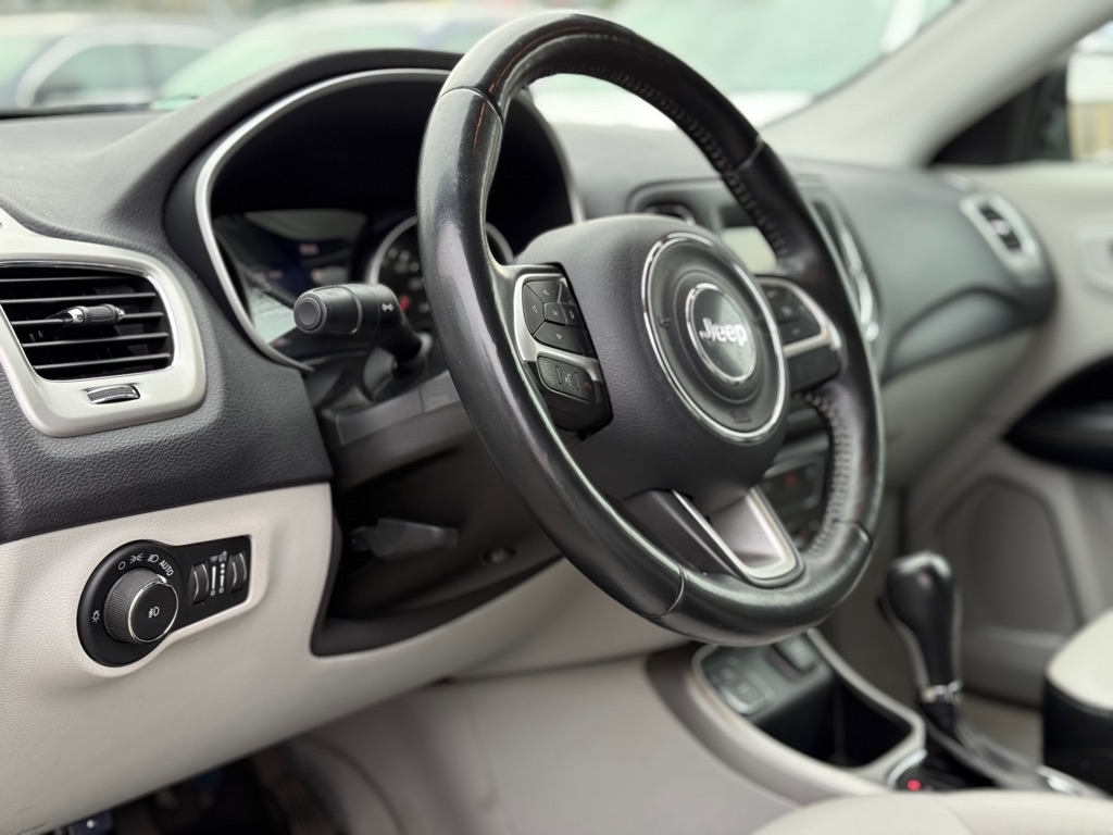 Photo 12 of this JEEP COMPASS