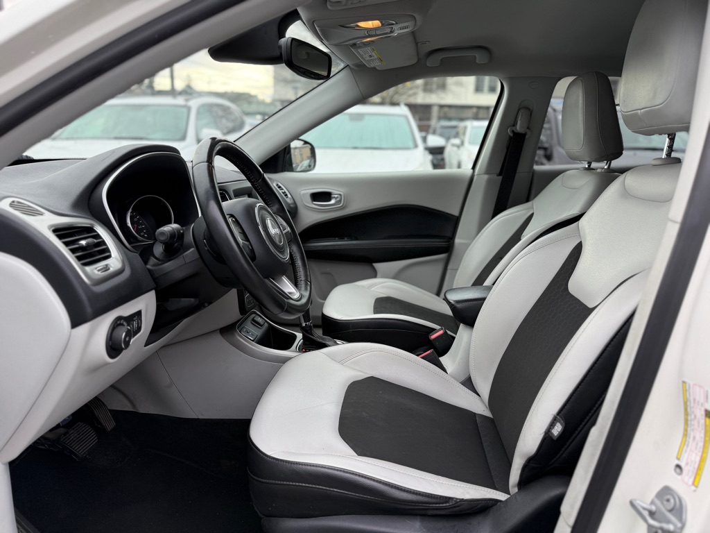 Photo 10 of this JEEP COMPASS