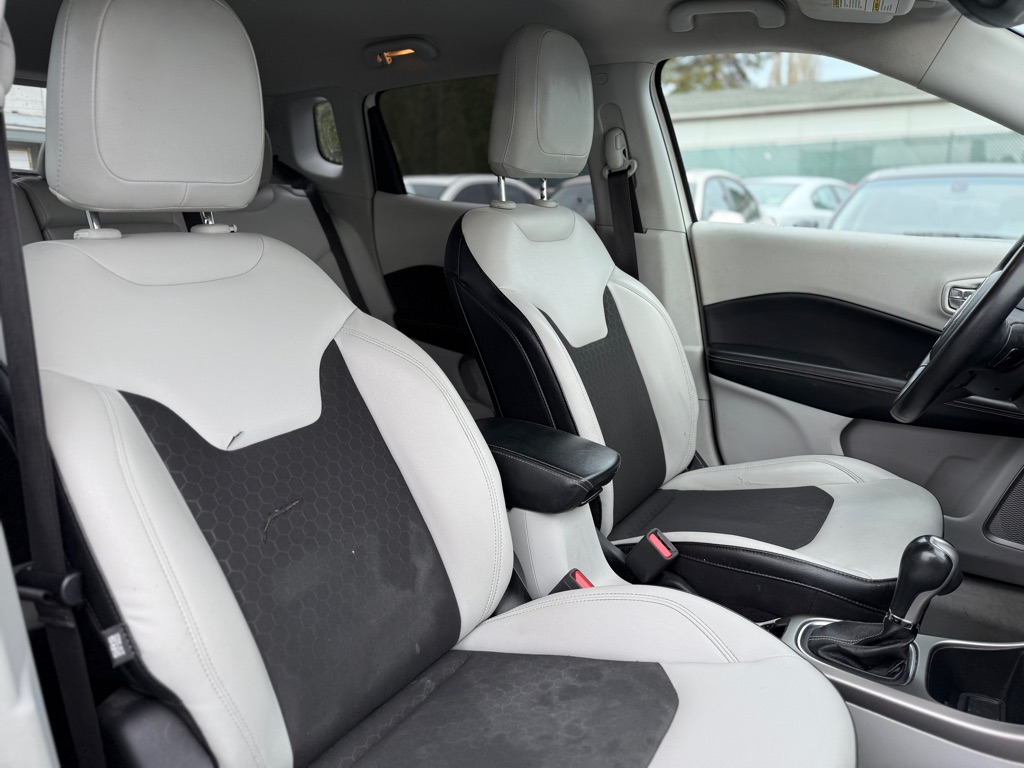 Photo 18 of this JEEP COMPASS