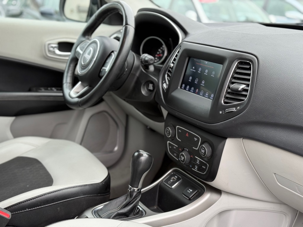 Photo 19 of this JEEP COMPASS