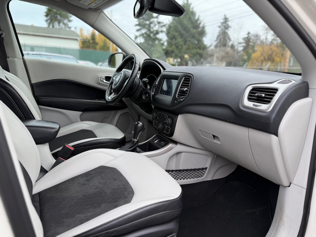Photo 17 of this JEEP COMPASS