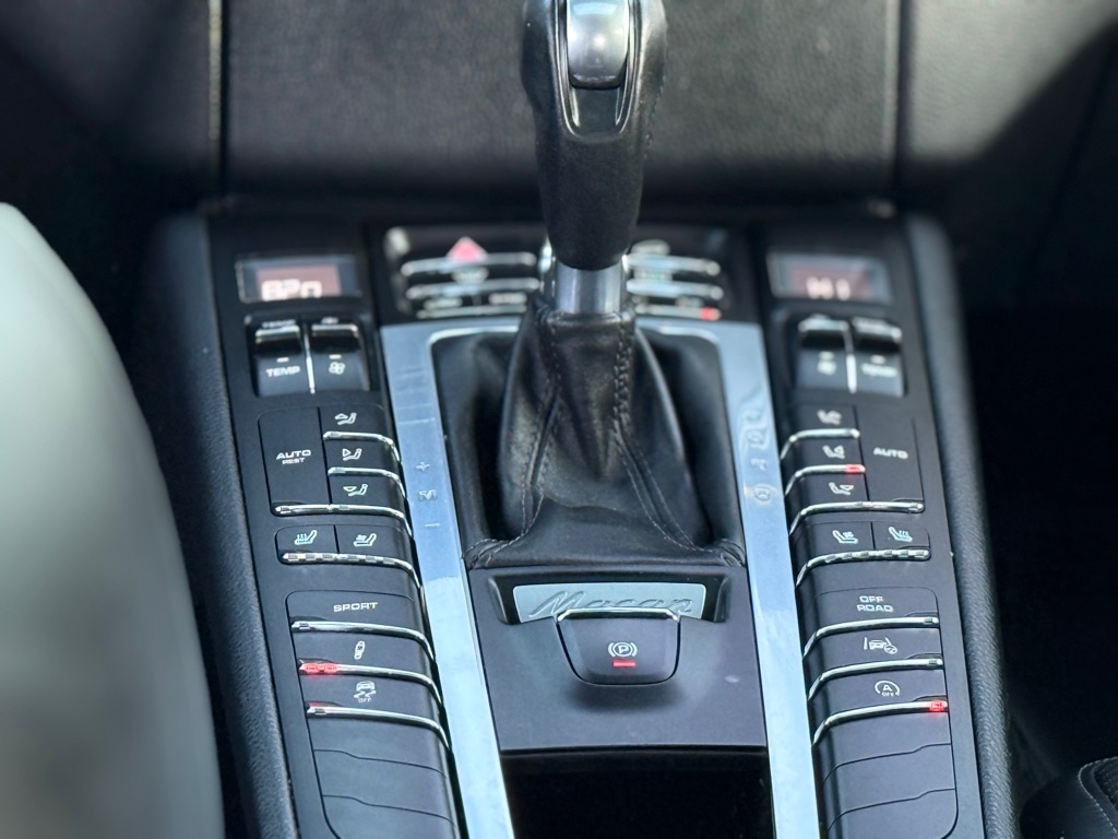 Photo 16 of this PORSCHE MACAN