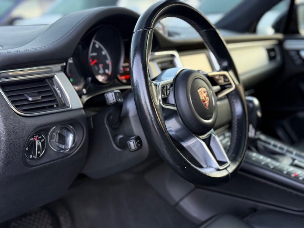 Photo 11 of this PORSCHE MACAN