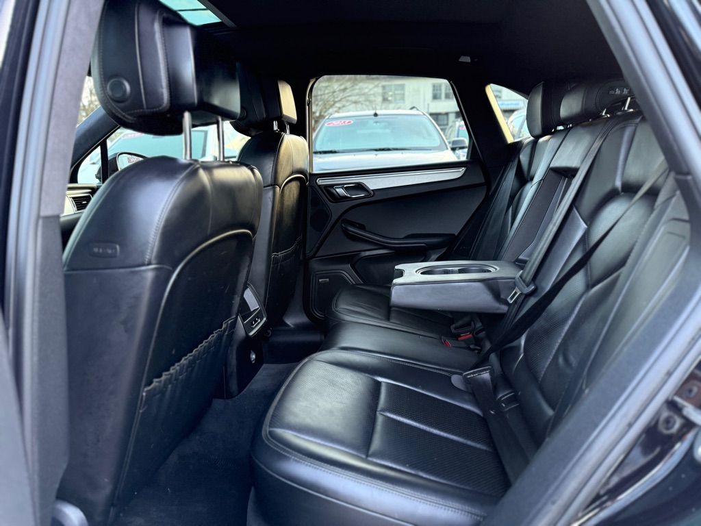 Photo 13 of this PORSCHE MACAN
