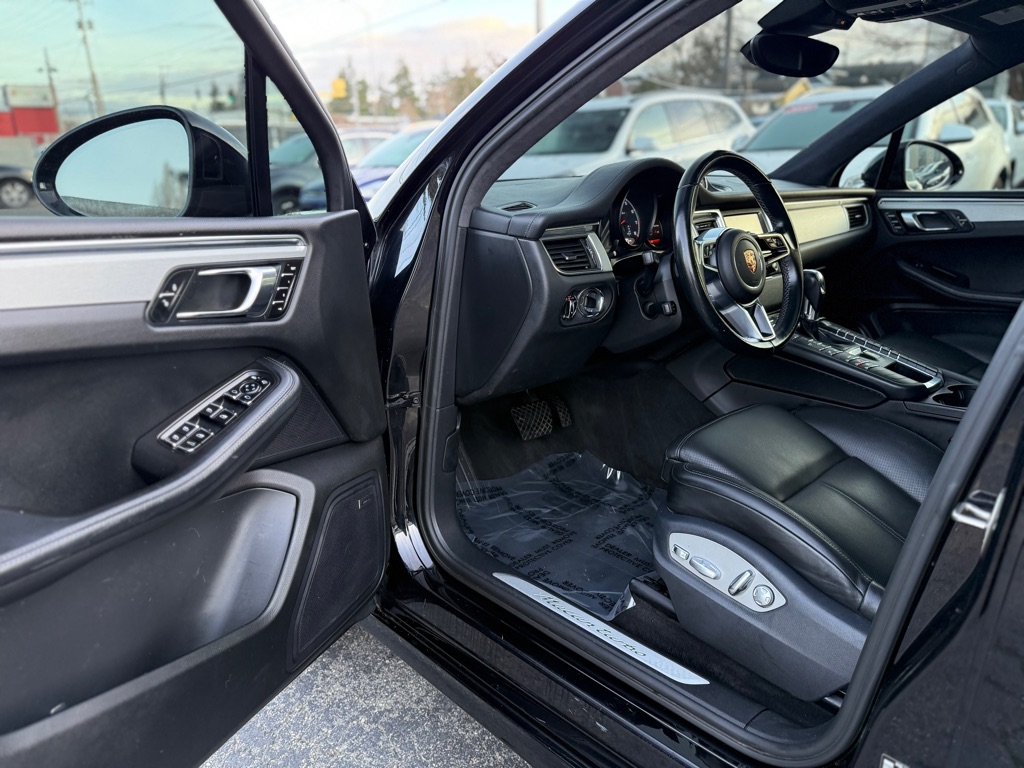 Photo 9 of this PORSCHE MACAN