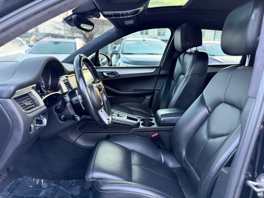 Photo 10 of this PORSCHE MACAN