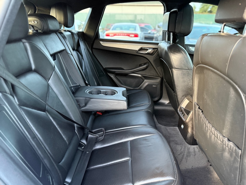 Photo 21 of this PORSCHE MACAN