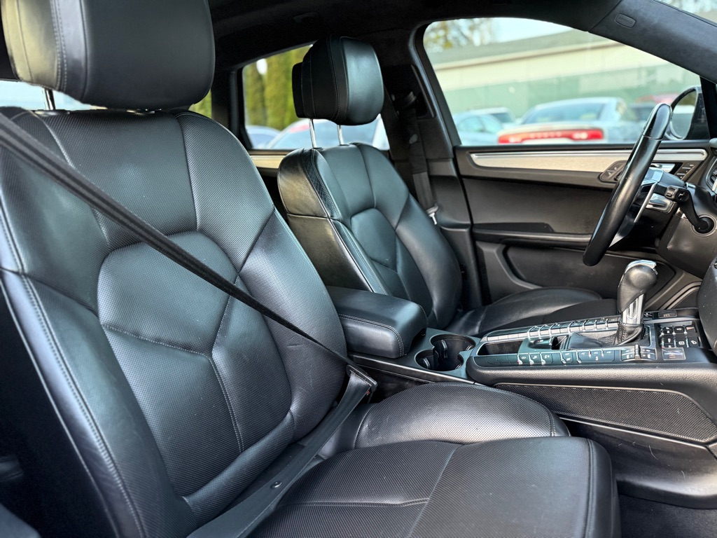 Photo 18 of this PORSCHE MACAN