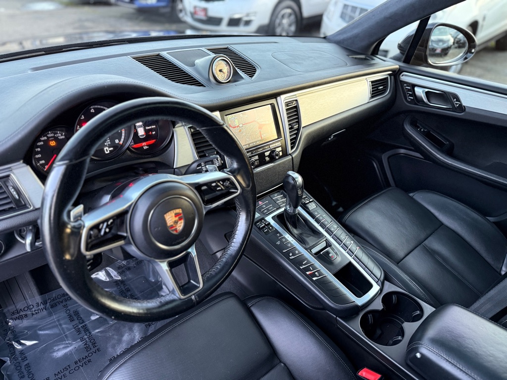 Photo 12 of this PORSCHE MACAN