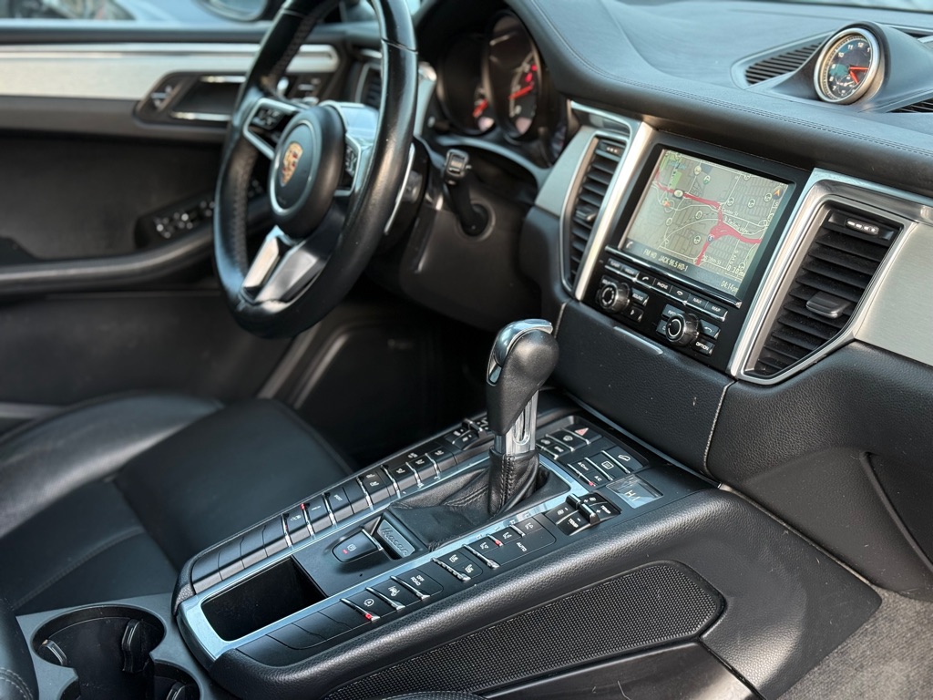 Photo 19 of this PORSCHE MACAN