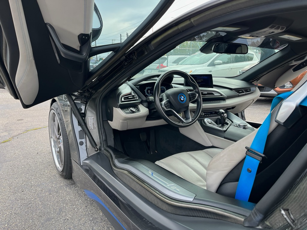 Photo 11 of this BMW I8