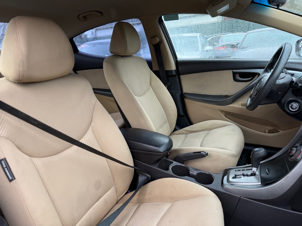 Photo 14 of this HYUNDAI ELANTRA