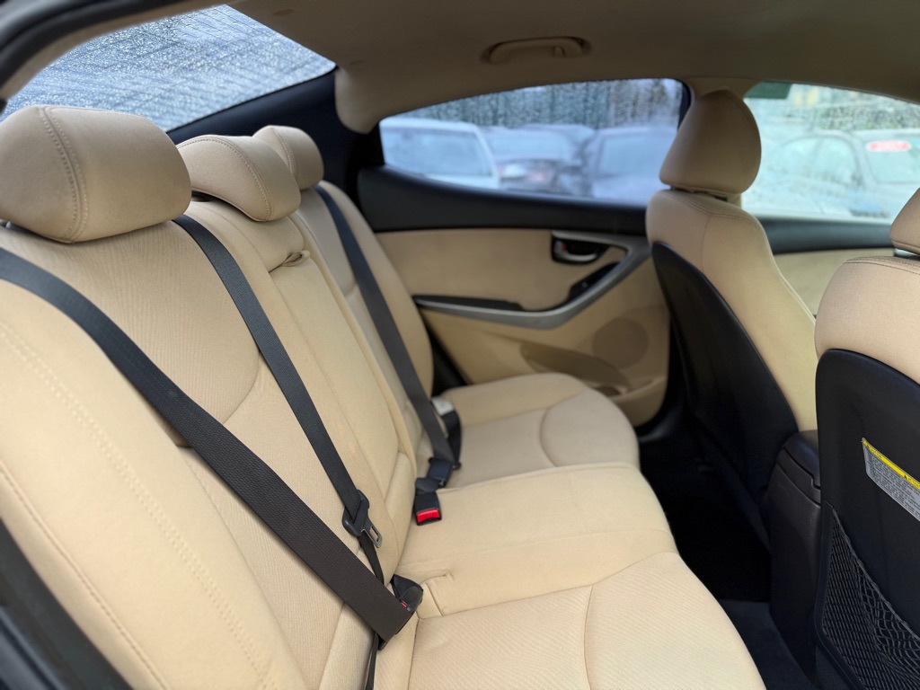 Photo 16 of this HYUNDAI ELANTRA