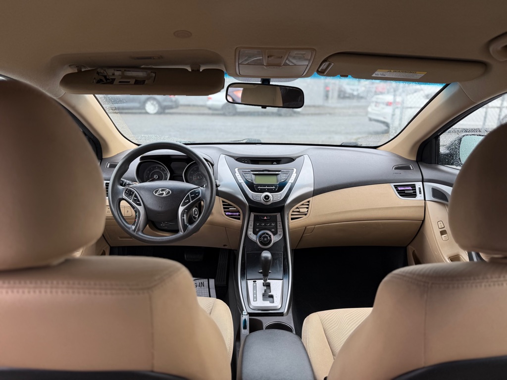 Photo 12 of this HYUNDAI ELANTRA