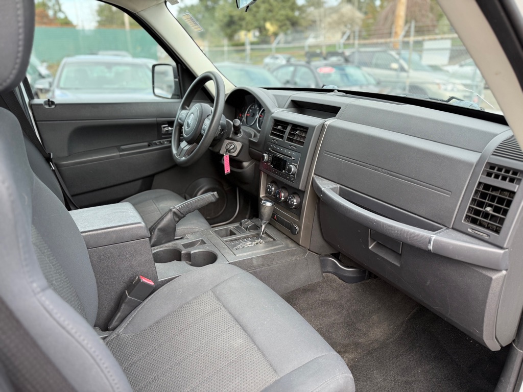Photo 14 of this JEEP LIBERTY