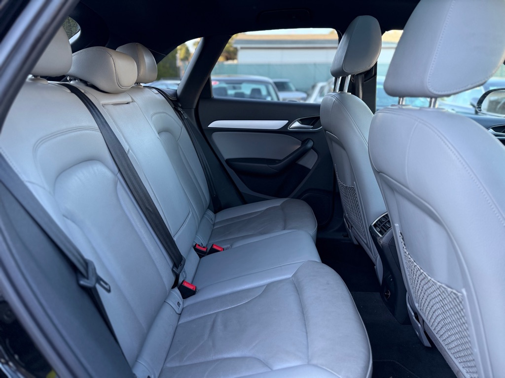 Photo 19 of this AUDI Q3