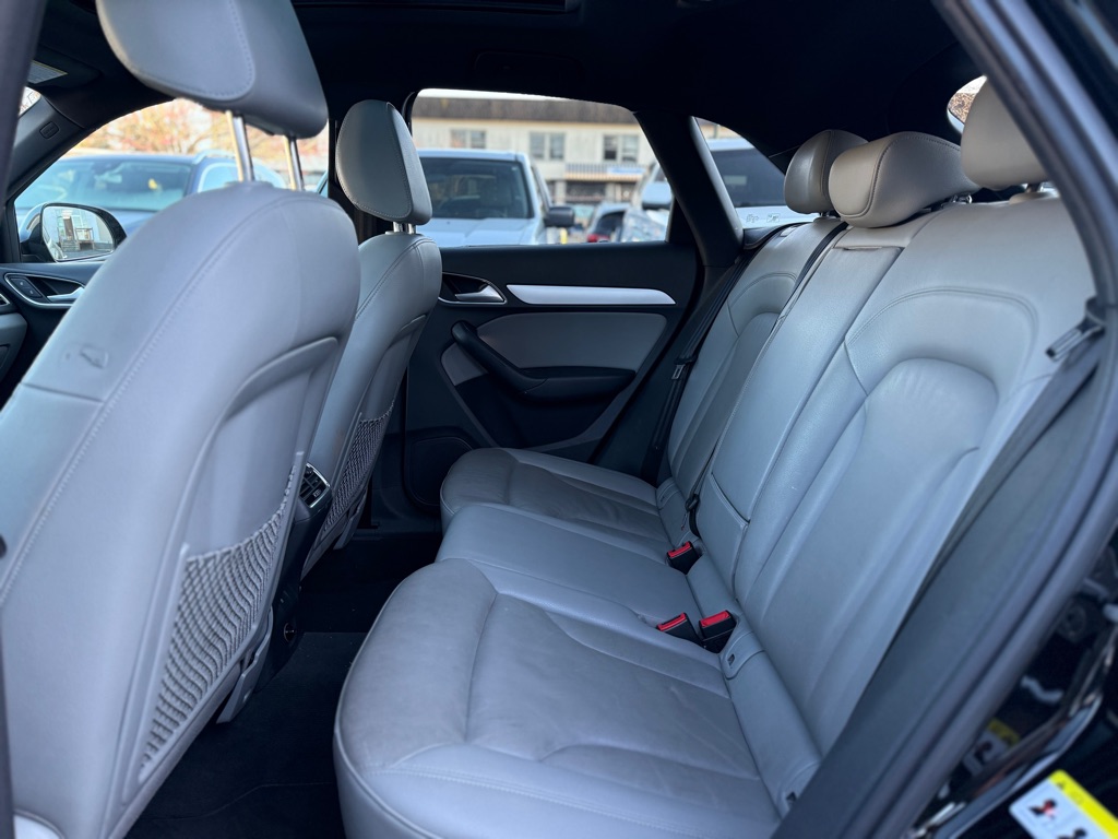 Photo 11 of this AUDI Q3