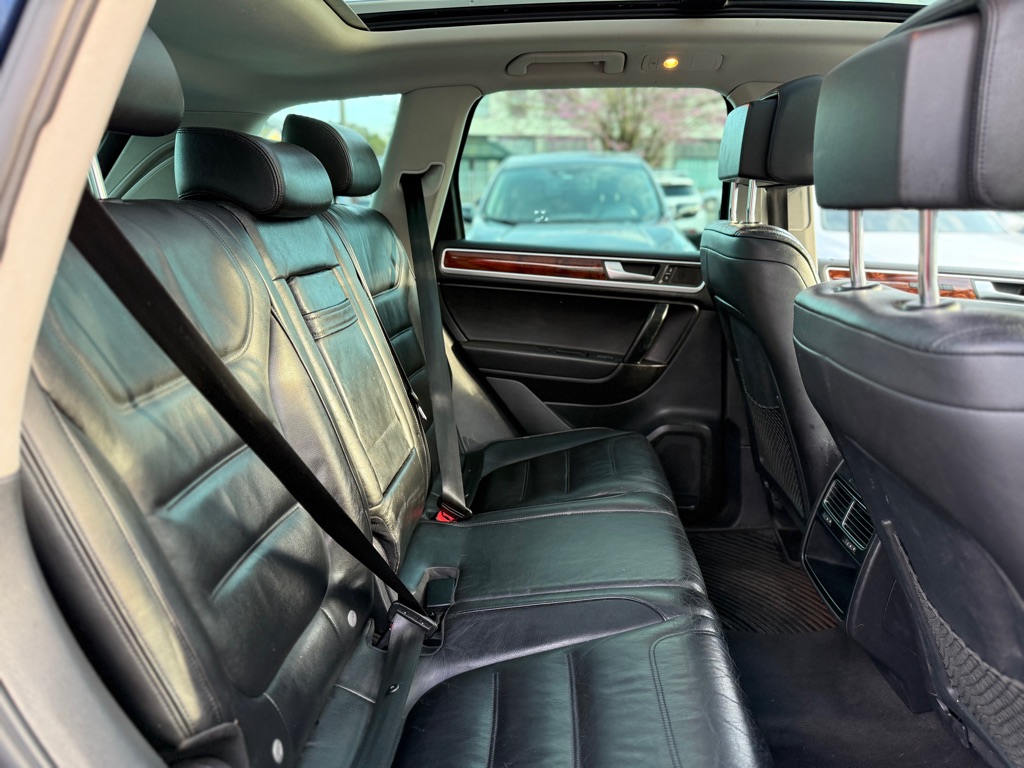 Photo 18 of this VOLKSWAGEN TOUAREG