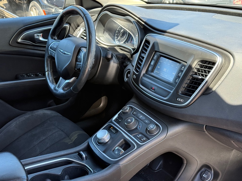 Photo 16 of this CHRYSLER 200