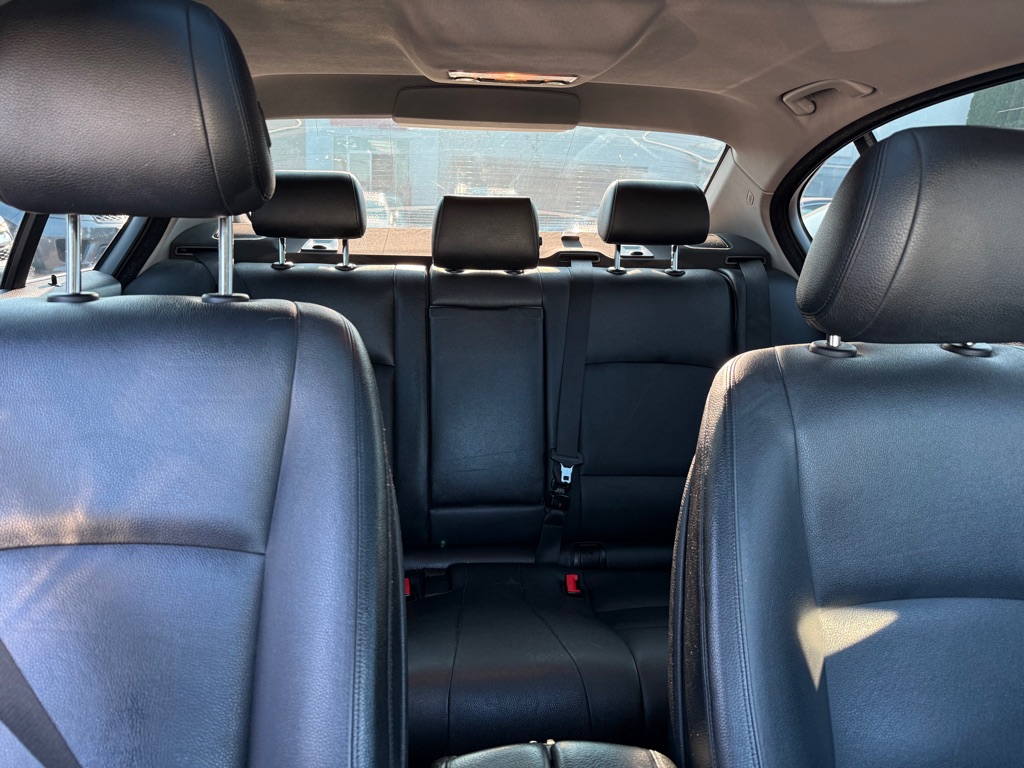 Photo 18 of this BMW 5 SERIES