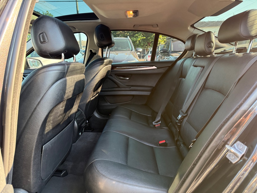 Photo 12 of this BMW 5 SERIES