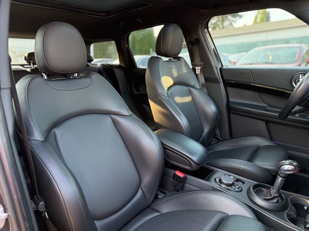 Photo 16 of this MINI COUNTRYMAN