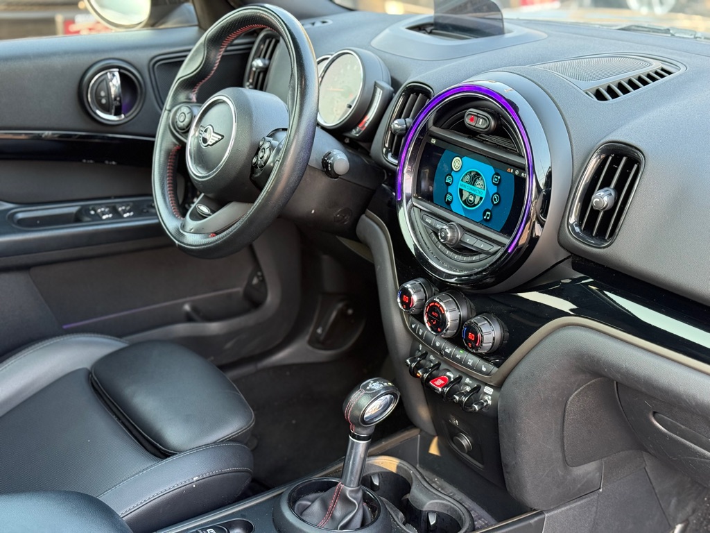 Photo 17 of this MINI COUNTRYMAN