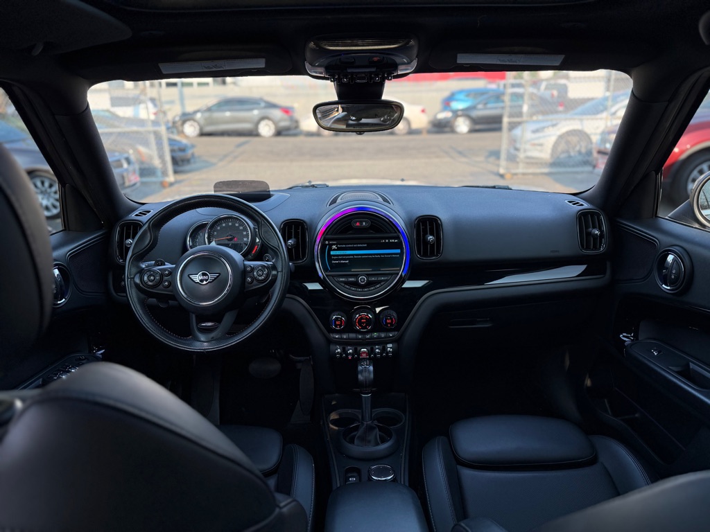 Photo 13 of this MINI COUNTRYMAN