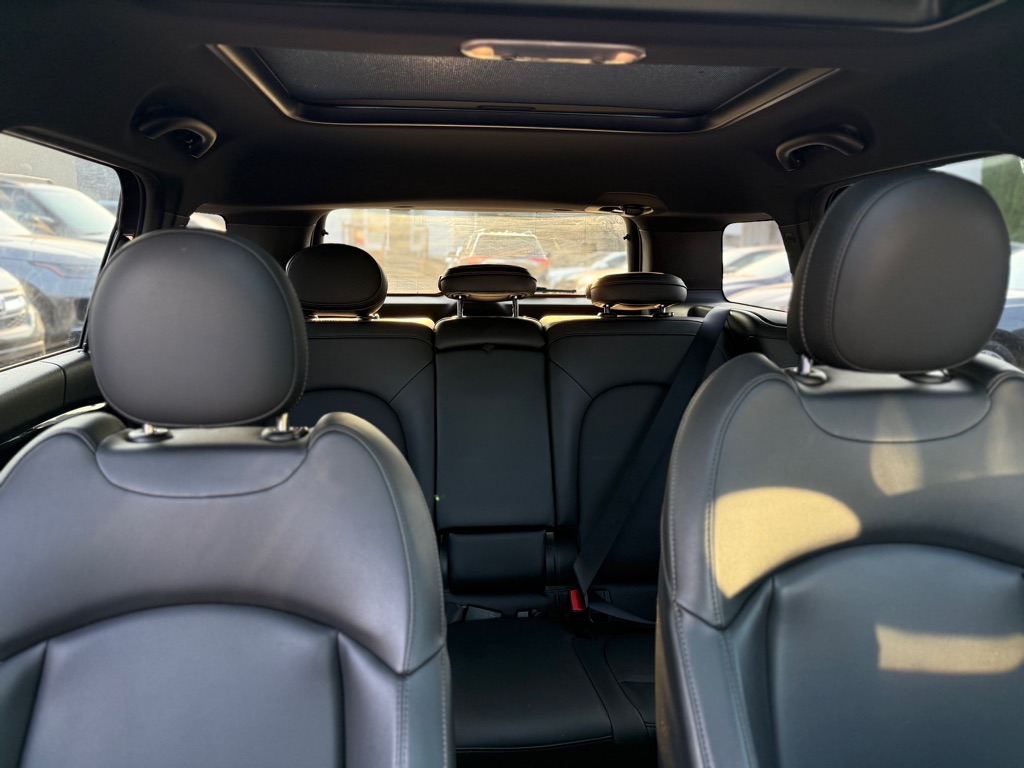 Photo 18 of this MINI COUNTRYMAN