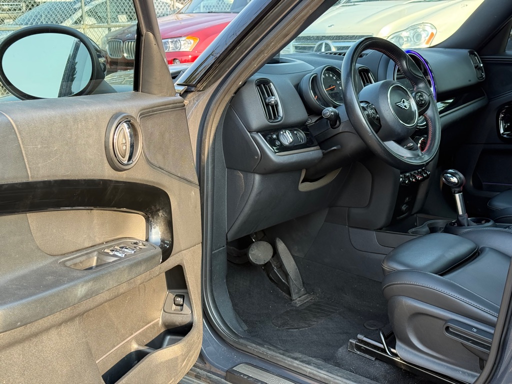 Photo 8 of this MINI COUNTRYMAN