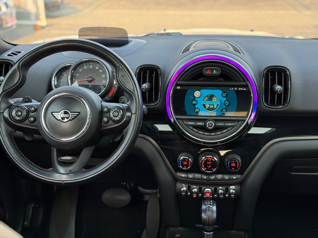 Photo 14 of this MINI COUNTRYMAN
