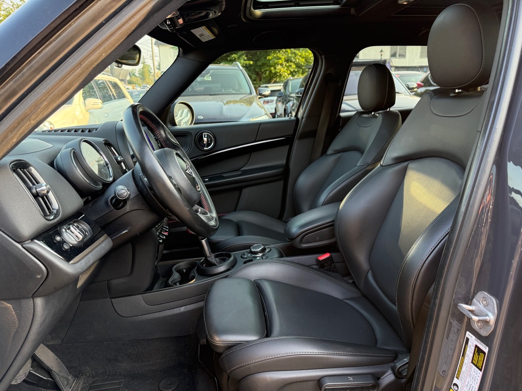 Photo 9 of this MINI COUNTRYMAN