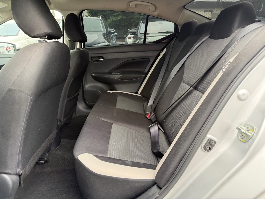 Photo 11 of this NISSAN VERSA
