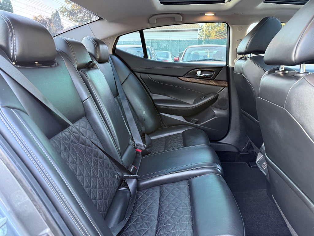 Photo 18 of this NISSAN MAXIMA