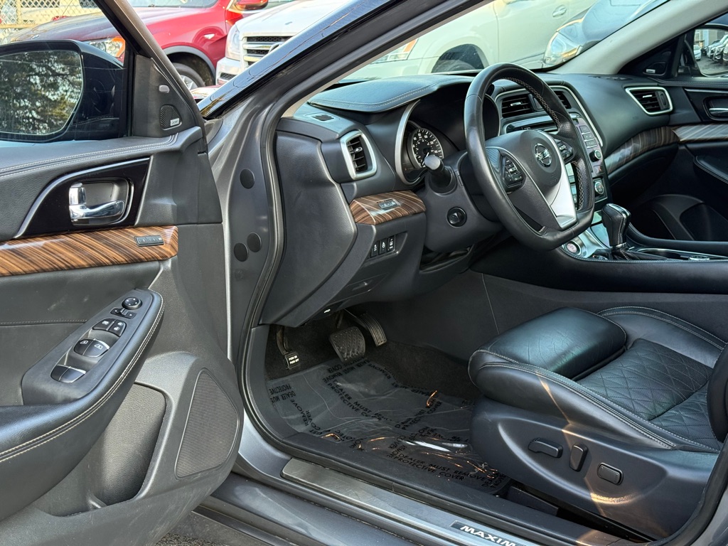 Photo 8 of this NISSAN MAXIMA