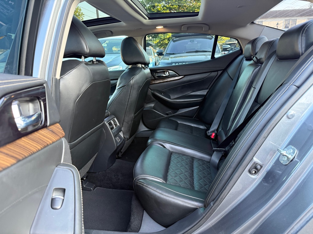 Photo 11 of this NISSAN MAXIMA