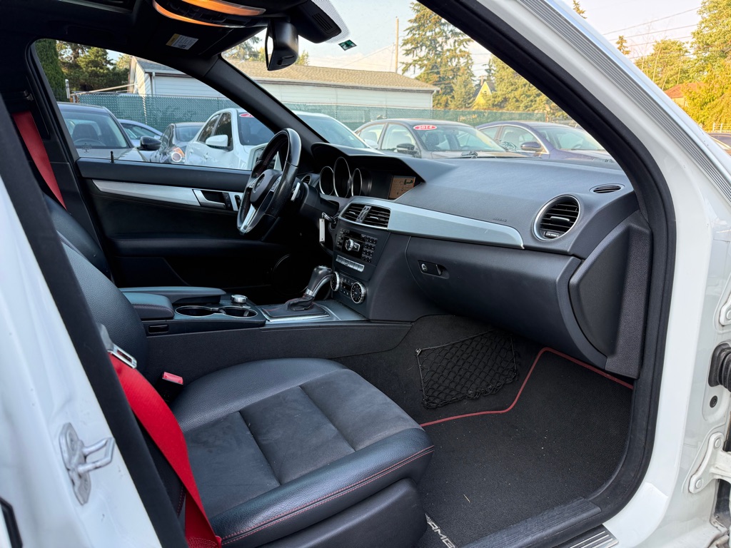 Photo 16 of this MERCEDES-BENZ C-CLASS