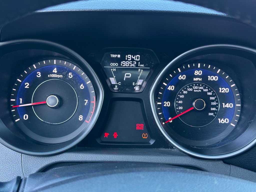Photo 11 of this HYUNDAI ELANTRA