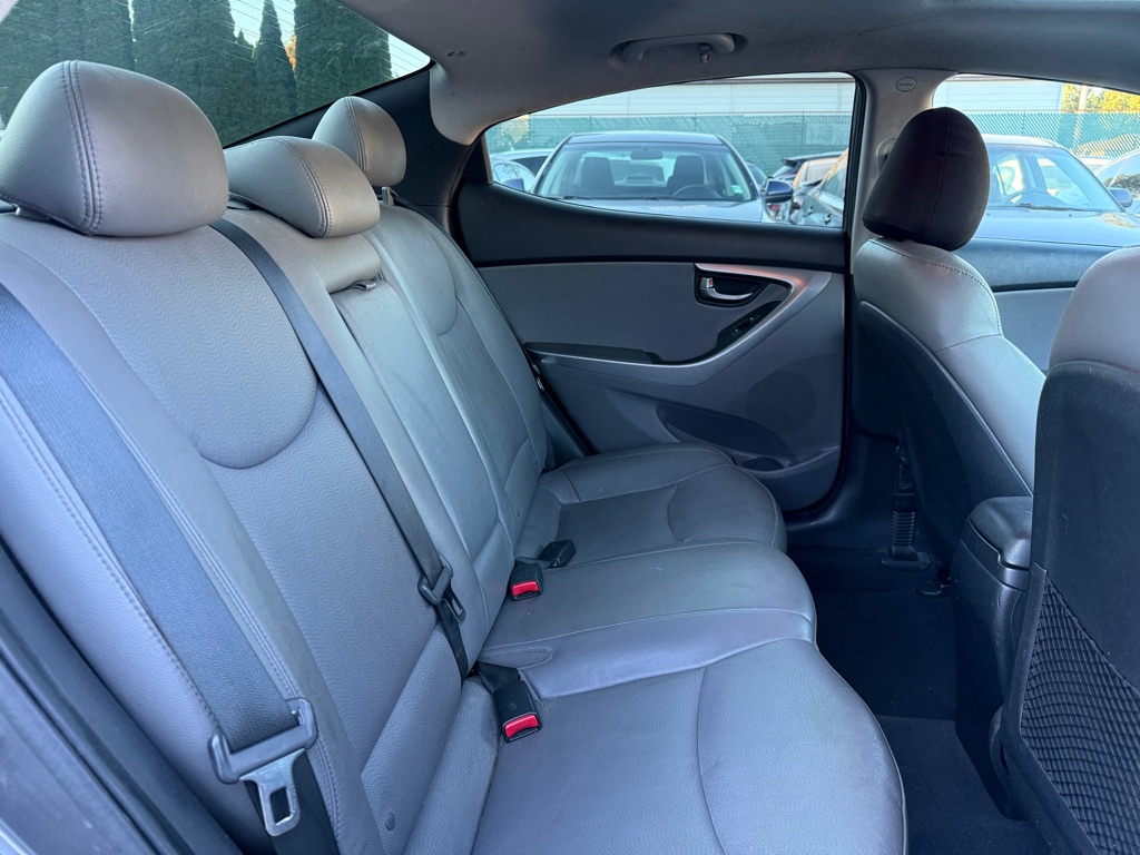 Photo 19 of this HYUNDAI ELANTRA