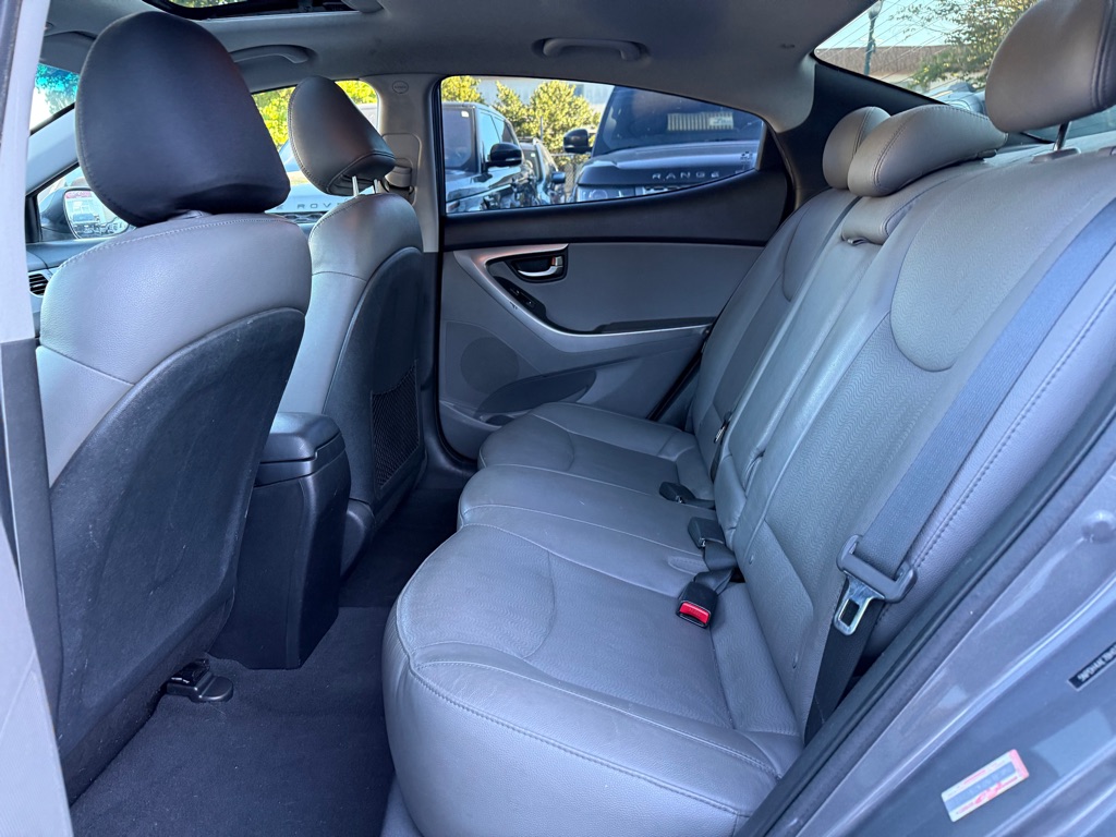 Photo 12 of this HYUNDAI ELANTRA