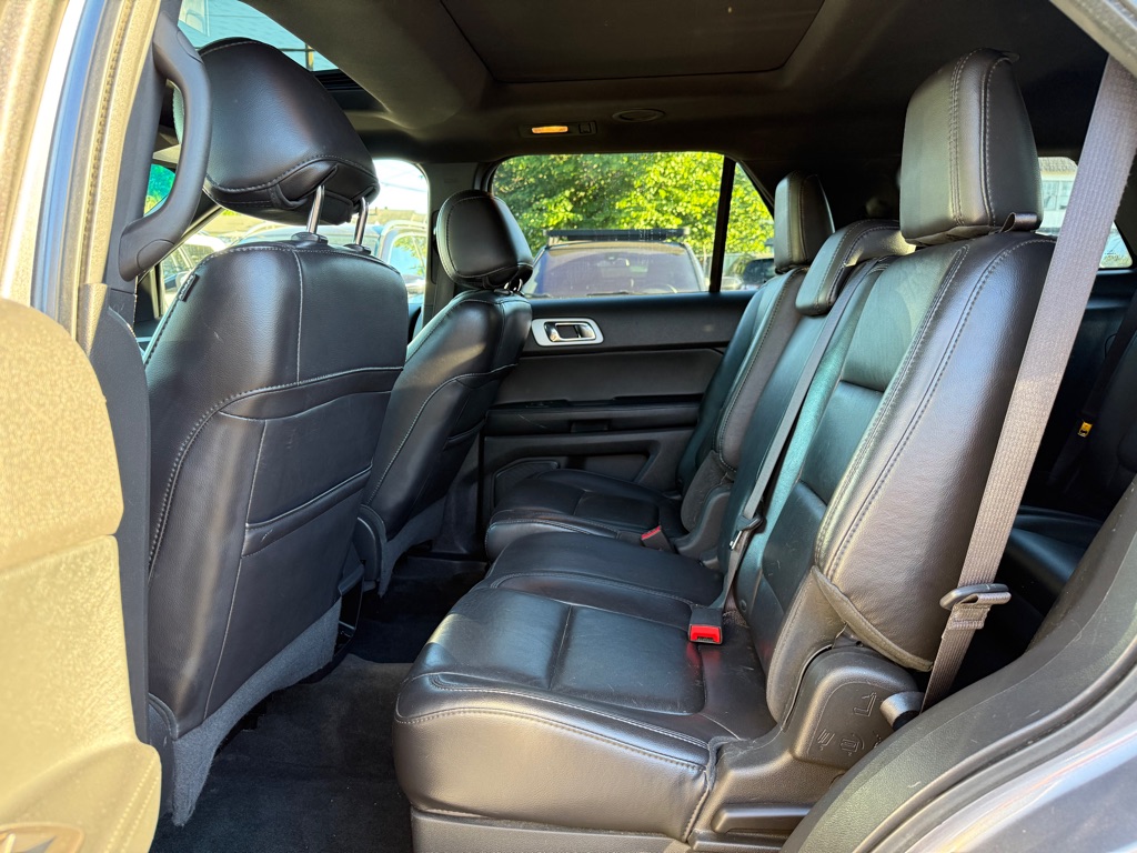 Photo 11 of this FORD EXPLORER