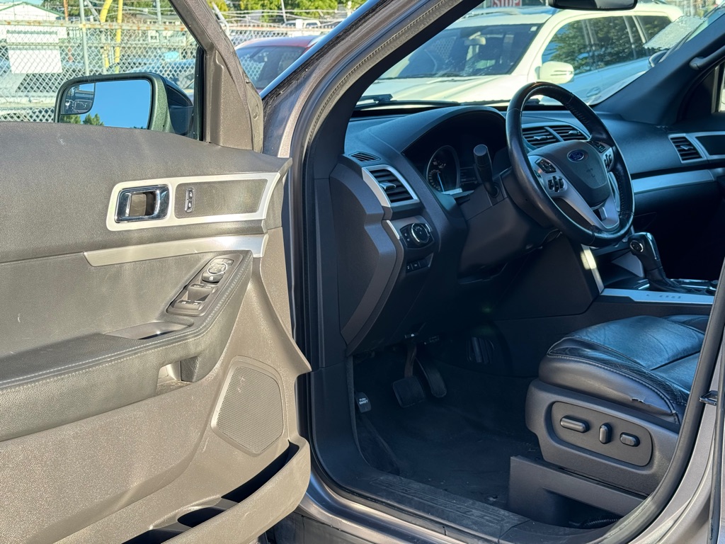 Photo 8 of this FORD EXPLORER