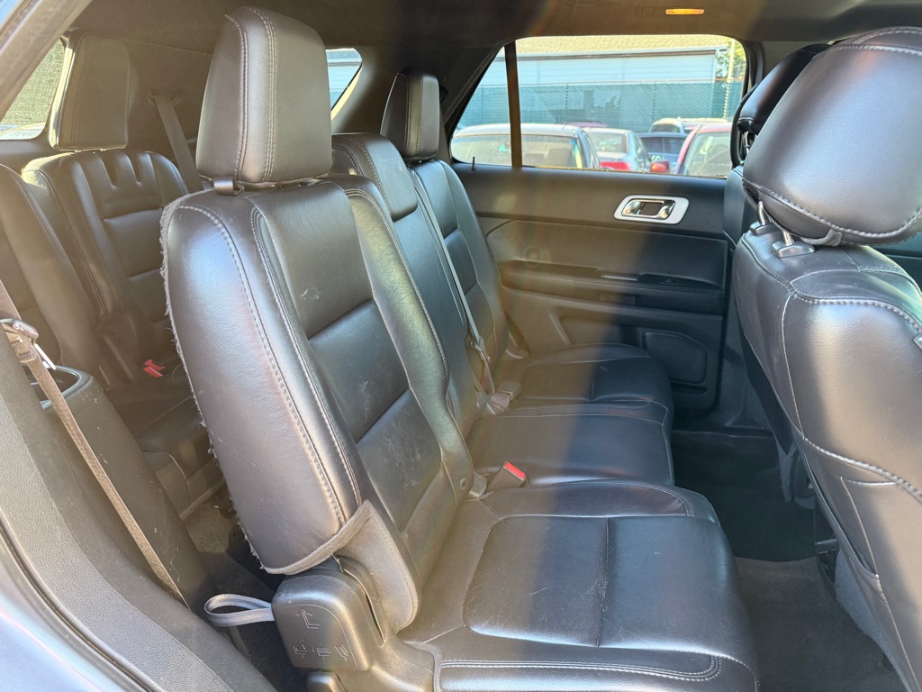 Photo 19 of this FORD EXPLORER