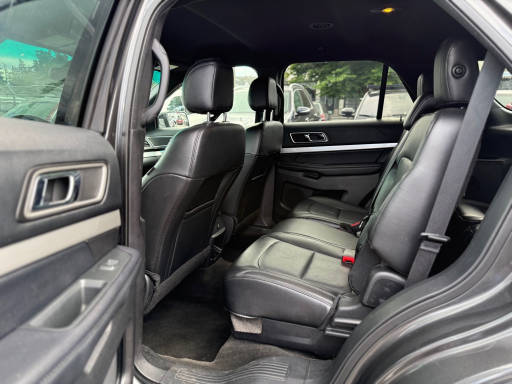 Photo 11 of this FORD EXPLORER