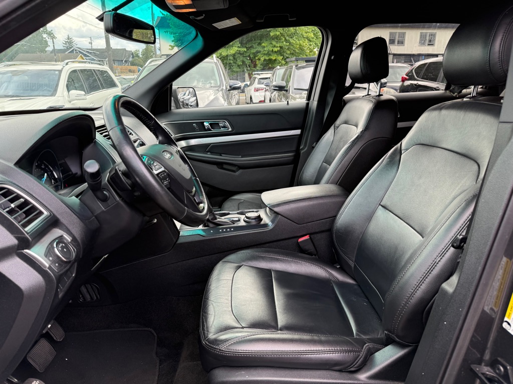 Photo 9 of this FORD EXPLORER
