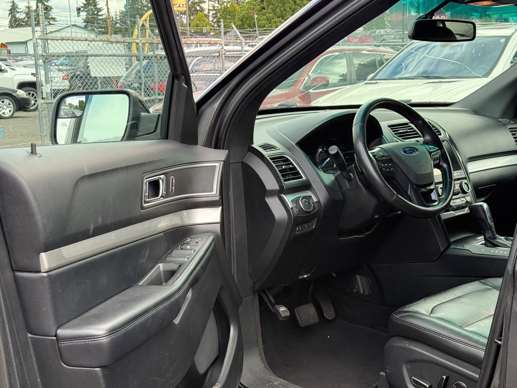 Photo 8 of this FORD EXPLORER