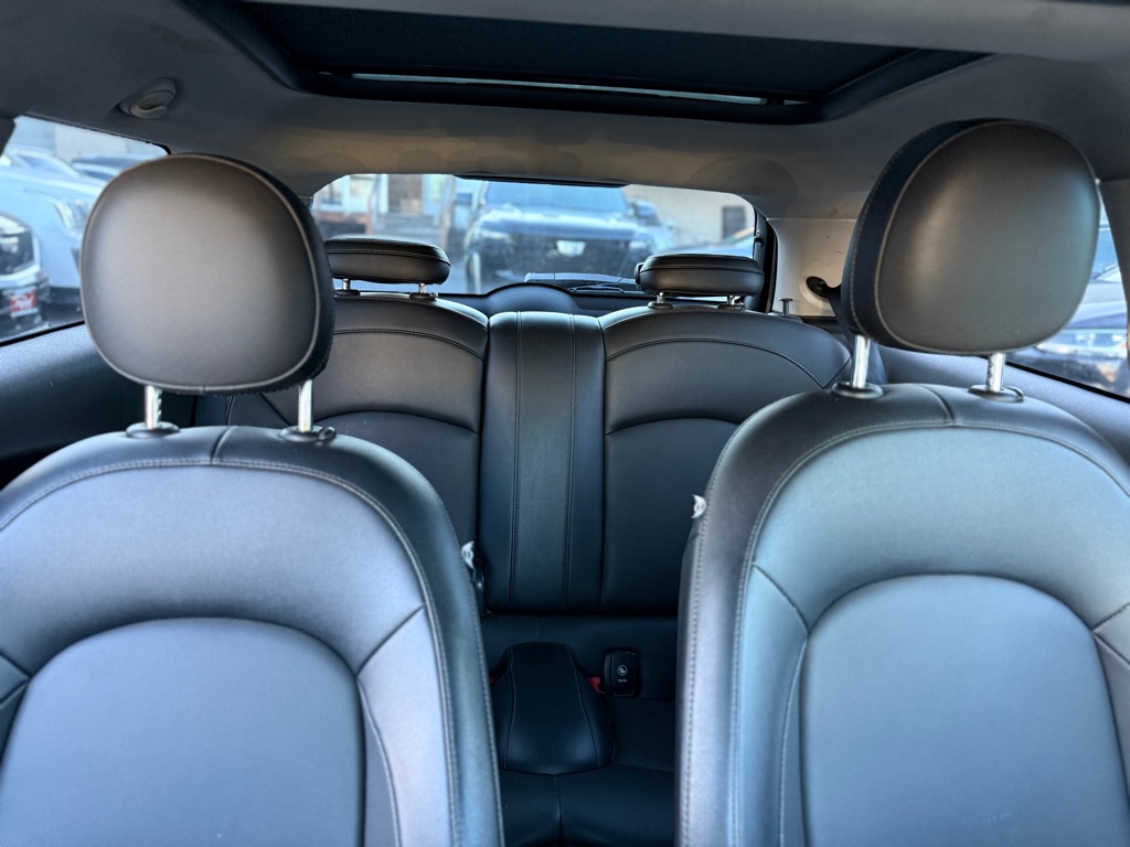 Photo 16 of this MINI HARDTOP 2 DOOR