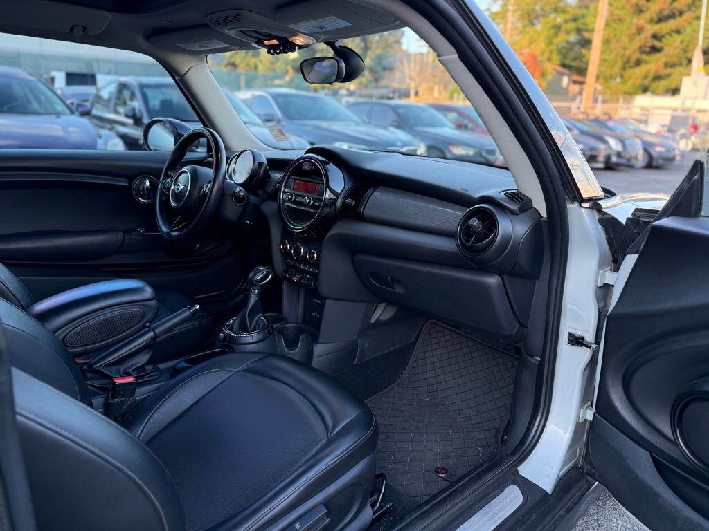 Photo 13 of this MINI HARDTOP 2 DOOR